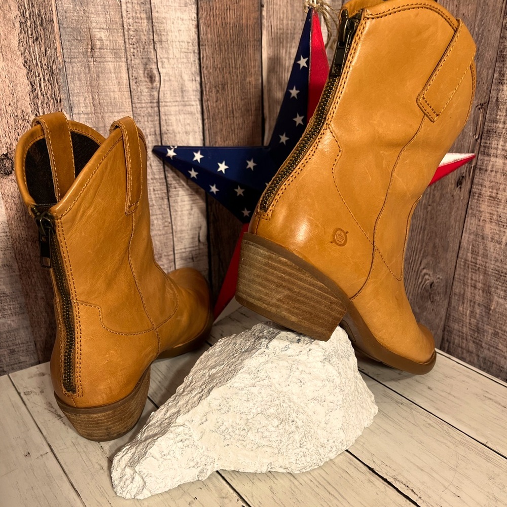 Leather Western style boots. (8)